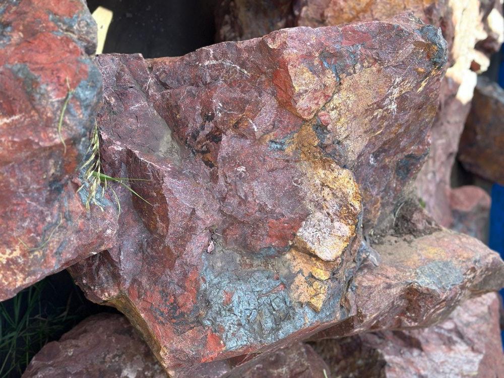 Камни для ландшафтного дизайна красно-фиолетовые 10-60 килограмм купить в Вологде