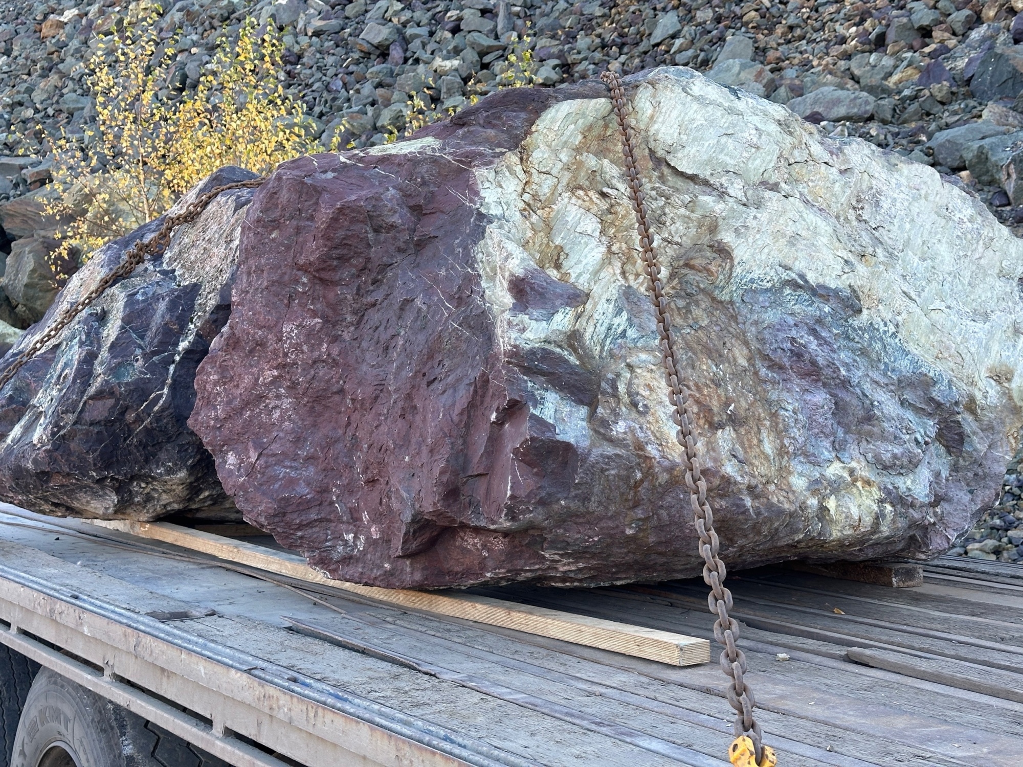 Огромные красно-фиолетовые валуны для ландшафтного дизайна весом более 5 тонн купить в Вологде