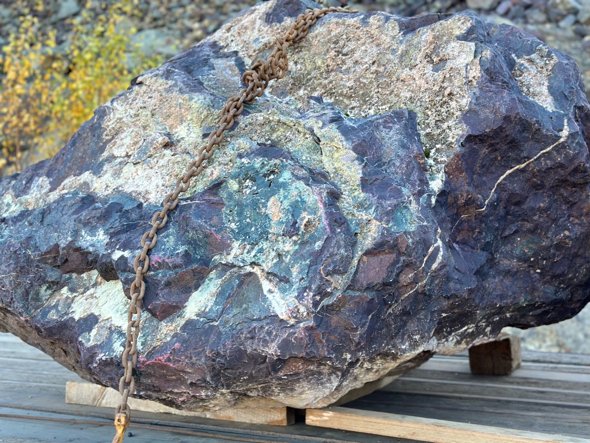 Огромные красно-фиолетовые валуны для ландшафтного дизайна весом более 5 тонн купить в Вологде