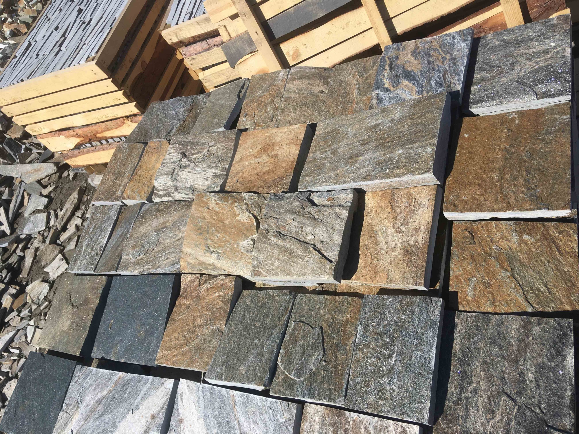 Плитка пилёная златолит Уральский для цоколя, отмостки купить в Вологде