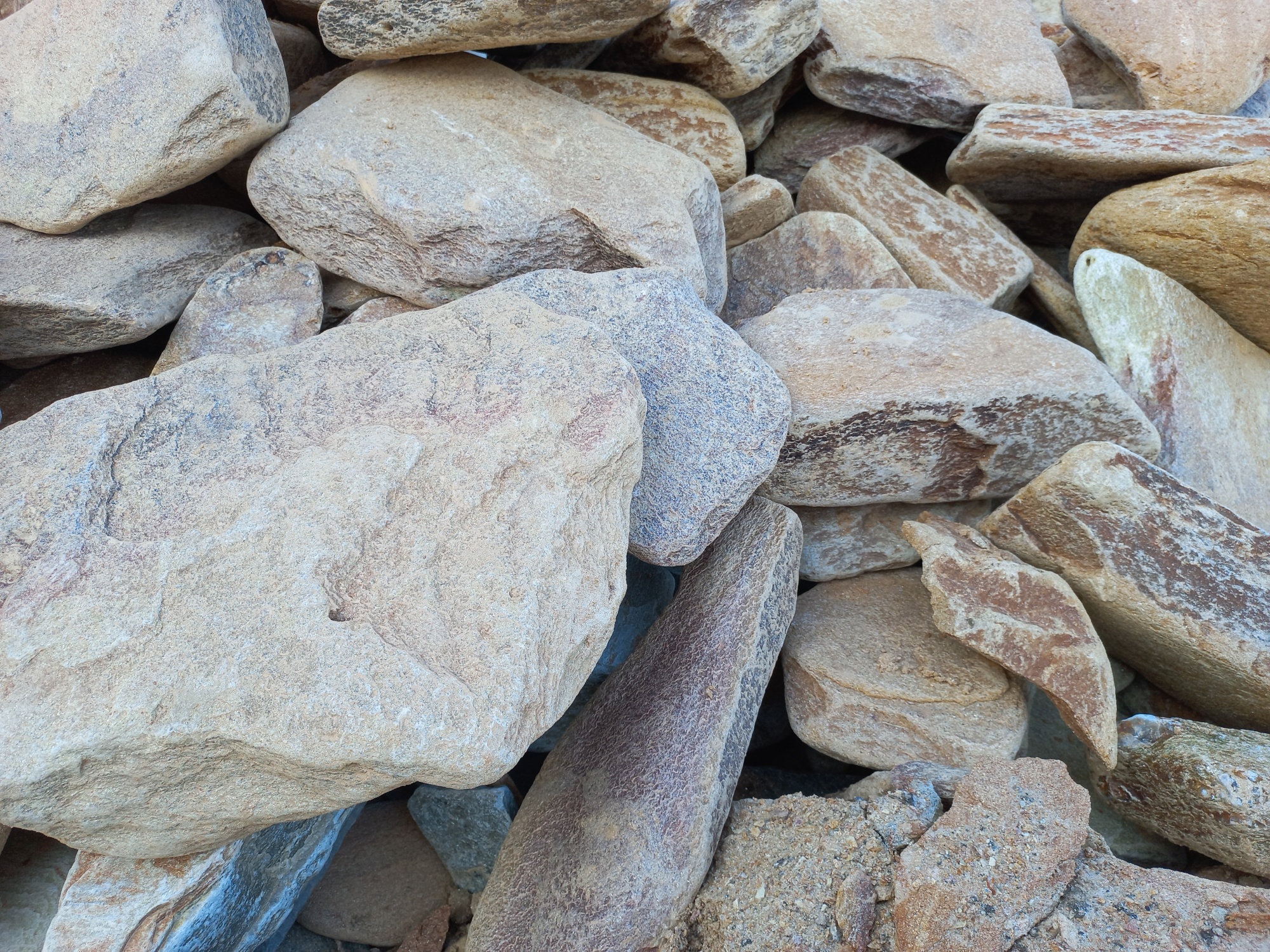 Златолит жёлтый, жёлто-зелёный глыбки и валуны для ланшафтного дизайна купить в Вологде