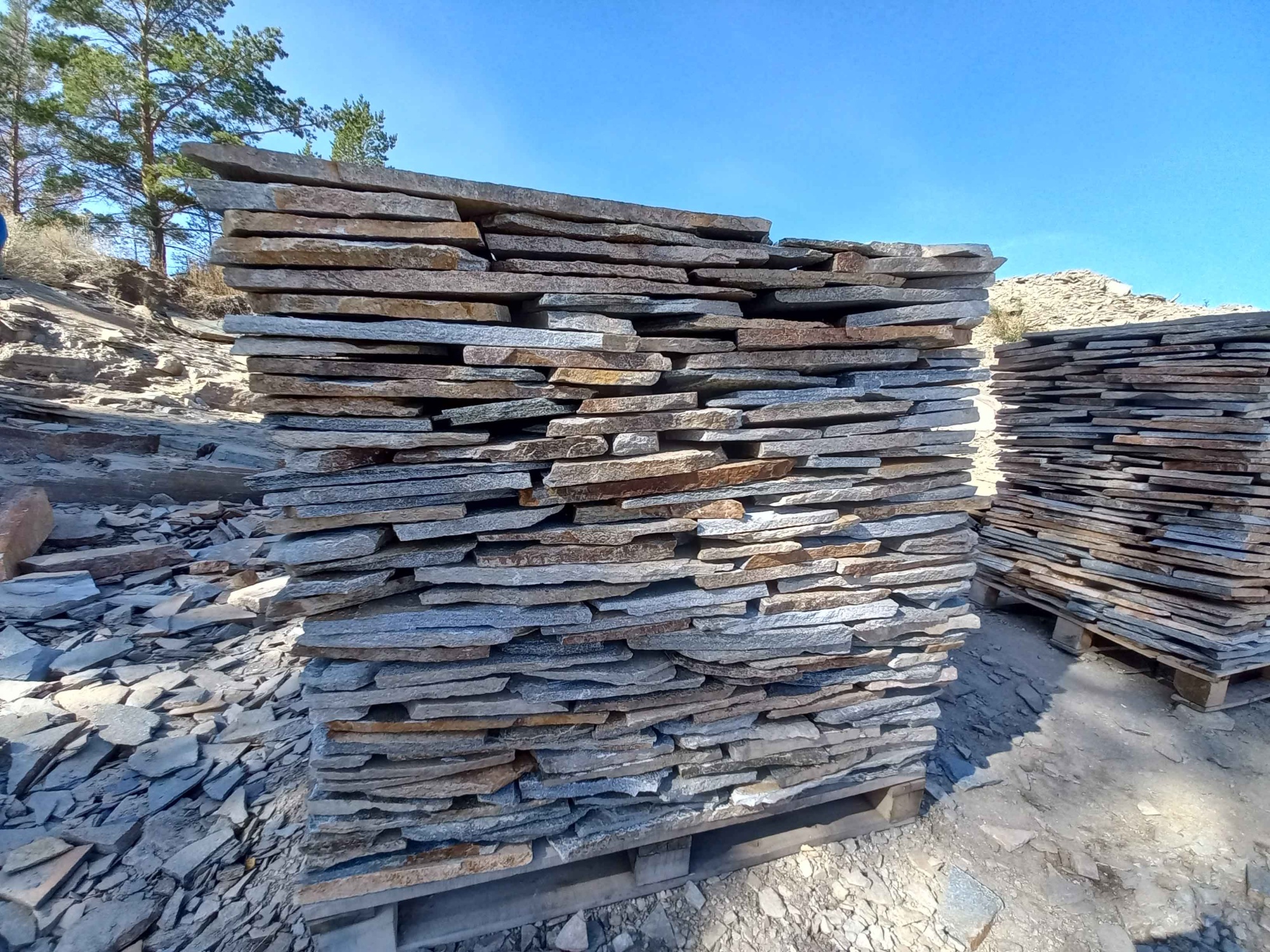 Плитняк златолит серебристый для фасада купить в Вологде