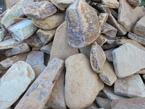 Златолит жёлтый, жёлто-зелёный глыбки и валуны для ланшафтного дизайна купить в Вологде