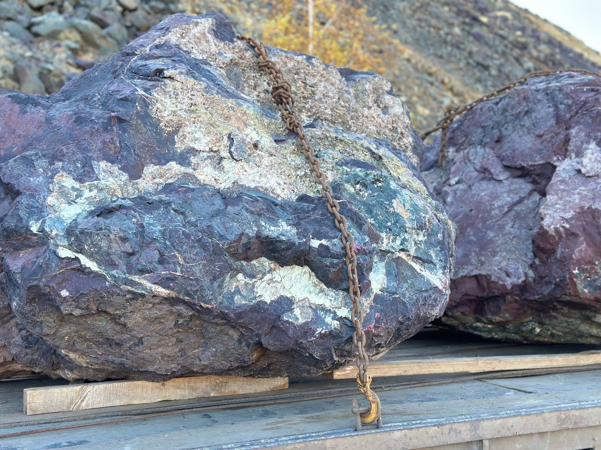 Огромные красно-фиолетовые валуны для ландшафтного дизайна весом более 5 тонн купить в Вологде