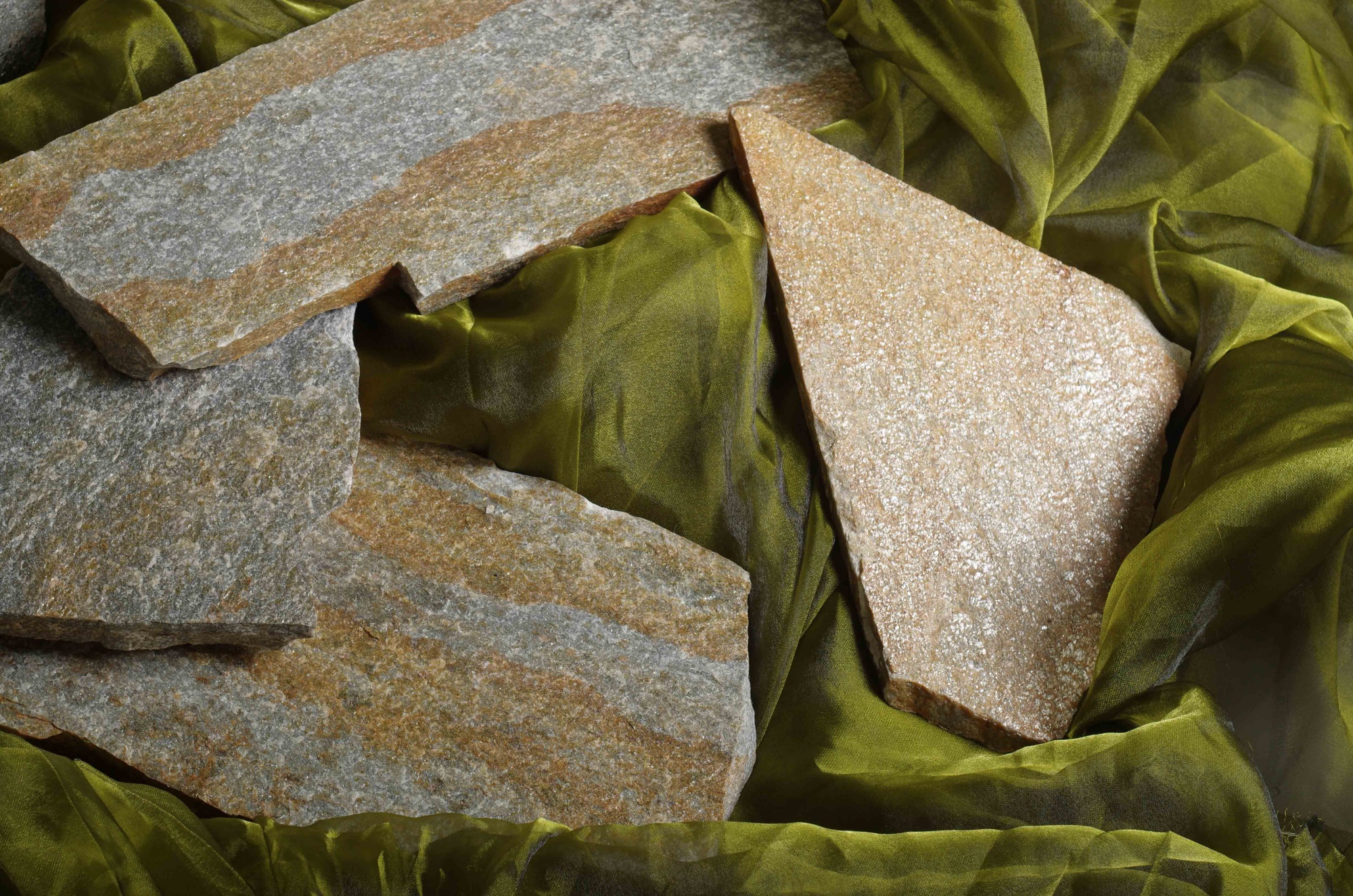 Плитняк златолит Уральский для цоколя, отмостки купить в Вологде